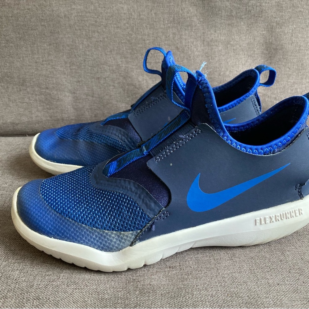 Nike Flex Runner Youth 2 Kids Boys 2Y Game Royal Blue Slip on Pre-owned